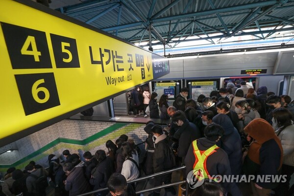 서울 지하철을 운영하는 서울교통공사 노동조합이 파업에 돌입한 30일 오전 서울 지하철 1호선 신도림역 승강장에서 승객들이 이동하고 있다. /연합뉴스