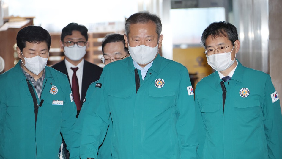 이상민 행정안전부 장관이 30일 서울 광화문 정부서울청사 서울상황센터에서 열린 '화물연대, 이태원 사고 및 코로나19 중대본 회의'에 참석하고 있다. /연합뉴스