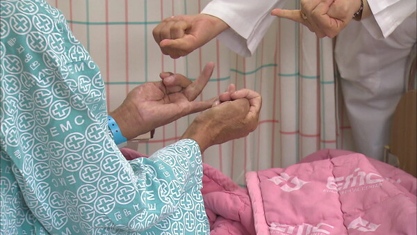 치매 환자를 치료하고 있는 의사 /연합뉴스