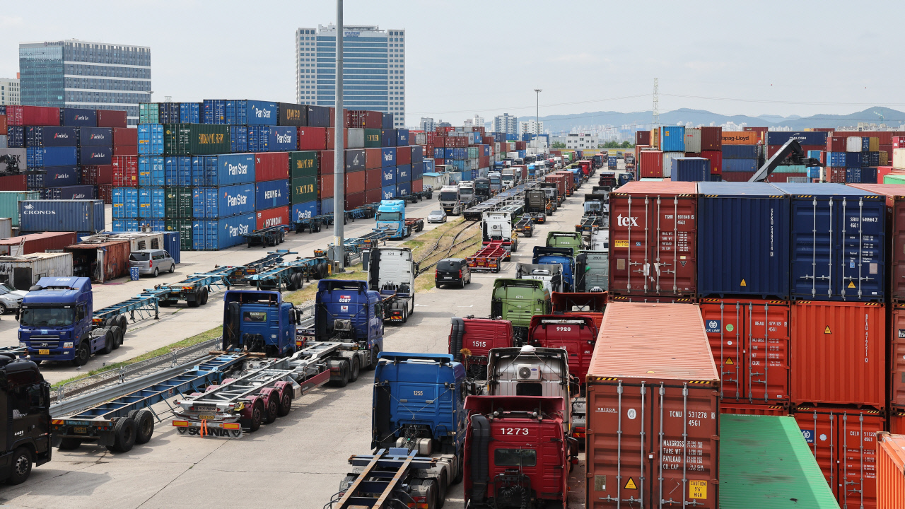 경기도 의왕시 내륙컨테이너기지(ICD)에 화물차들이 멈춰 서 있다. /연합뉴스