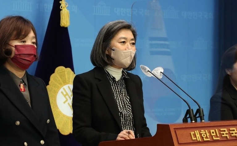 김행 국민의힘 비상대책위원이 국회 소통관에서 브리핑하고 있다. /연합뉴스