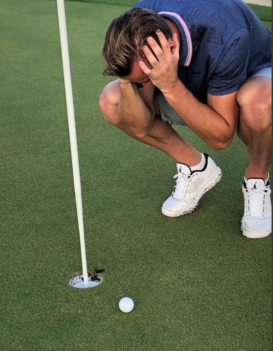 홀인원을 놓치고 아쉬워하는 모습의 해리 케인 /케인 트위