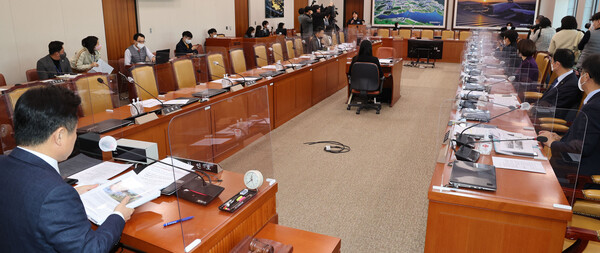 2일 서울 여의도 국회에서 국민의힘 의원들과 정부 측 인사들이 불참한 가운데 국토교통위원회 교통법안심사소위원회가 열리고 있다. /연합뉴스