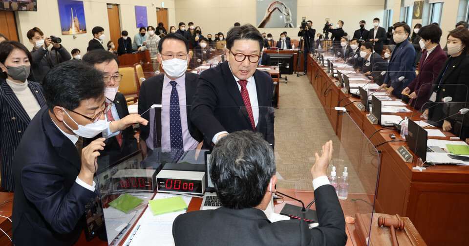 박성중 간사, 권성동, 김영식, 윤두현 의원 등 국민의힘 소속 과방위원들이 2일 서울 여의도 국회에서 열린 과학기술정보방송통신위원회 전체회의에서 정청래 위원장이 방송법 개정안에 대한 찬반 토론 종결을 표결에 붙이자 정 위원장에게 항의하고 있다. 더불어민주당 의원들은 의원석에서 일어나 방송법 개정안 찬반 토론 종결에 찬성을 표하고 있다. /연합뉴스