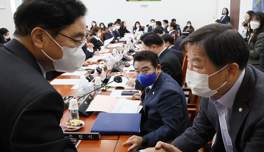 국회 예산결산특별위원장 우원식 더불어민주당 의원(왼쪽)과 여당 간사인 이철규 국민의힘 의원이 인사를 나누고 있다. /연합뉴스