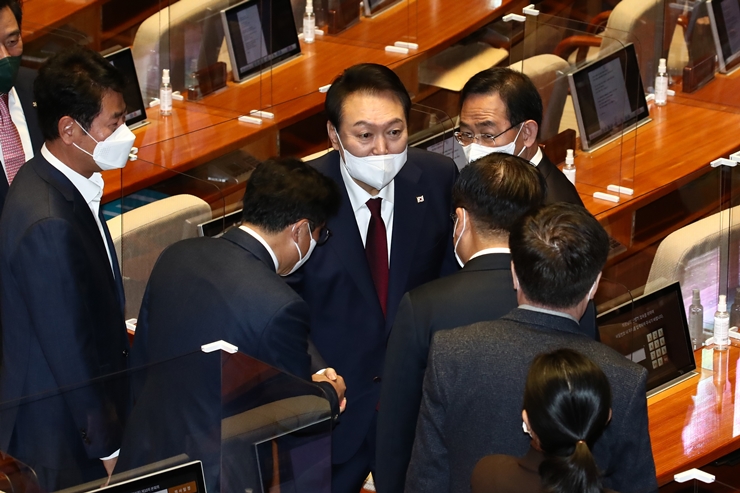 윤석열 대통령이 지난 10월 25일 서울 여의도 국회 본회의장에서 2023년도 예산안 및 기금운용계획안에 대한 시정연설을 마친 뒤 국민의힘 의원들과 인사하고 있다. /연합뉴스