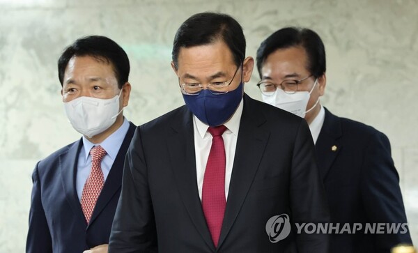 국민의힘 주호영 원내대표 등 원내지도부가 11월 25일 국회에서 열린 원내대책회의에 참석하고 있다. /연합뉴스