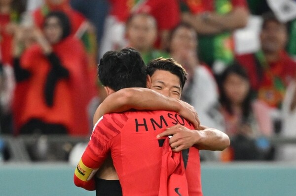 3일 0시 카타르 알라이얀 에듀케이션시티 스타디움에서 열린 포르투갈과 조별리그 H조 3차전에서 황희찬이 득점에 성공한 뒤 손흥민과 포옹하고 있다. /AFP=연합뉴스
