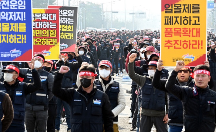 민주노총 공공운수노조 화물연대 충남지역본부 소속 조합원 500여명이 지난달 24일 당진시 송악읍 현대제철 정문 앞에서 안전운임제 일몰제 폐지를 촉구하고 있다. /민주노총 공공운수노조 화물연대