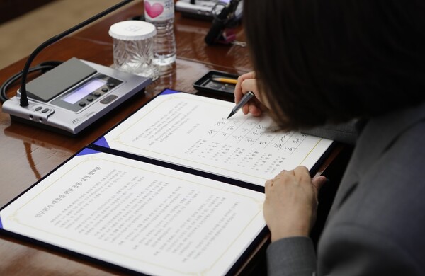 2일 오전 서울 마포구 한국경영자총협회에서 진행된 인구위기 대응을 위한 공동 실천 협약식에서 나경원 저출산고령사회위원회 부위원장이 협약서에 서명하고 있다. /저출산고령화위원회