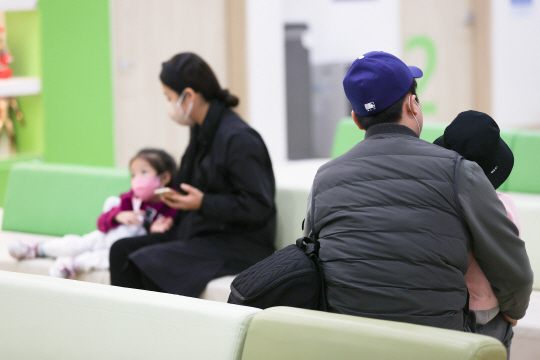 자녀 육아에 전념하고 있는 30~40대 부모들. /연합뉴스