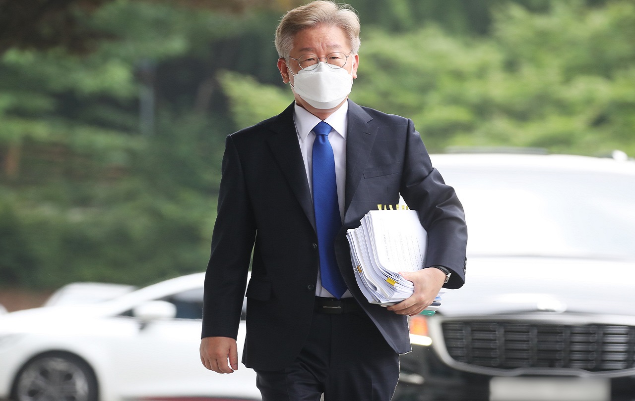 이재명 더불어민주당 당대표가 서류 뭉치를 들고 차에서 걸어나오고 있다. /연합뉴스