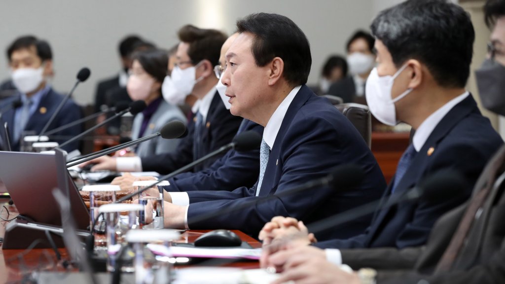 안전운임제를 둘러싼 근로조건에 대한 의견 불일치로 촉발된 화물연대 총파업도 노조법과 밀접한 관련성이 있다. 윤석열 대통령이 지난달 29일 국무회의를 개최해 시멘트운송 사업자들에 대해 업무개시명령을 내리고 있다. /연합뉴스