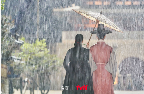 드라마 '슈룹'의 중전은 아이가 자신의 길을 갈 수 있도록 그늘이 되어주고, 비를 막아주는 엄마의 모습을 보여준다. /사진=tvN