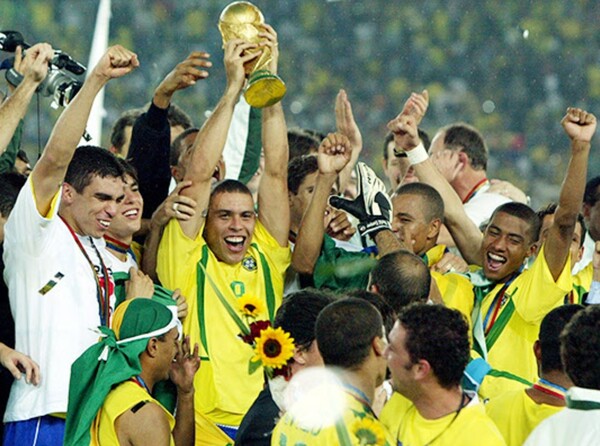 20년 전 2002 한일 월드컵에서 우승 트로피를 든 호나우두와 브라질 대표팀. /연합뉴스