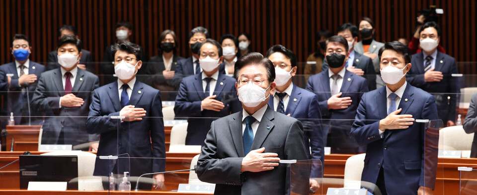 더불어민주당 이재명 대표 등 참석 의원들이 24일 국회에서 열린 의원총회에서 국민의례를 하고 있다. /연합뉴스
