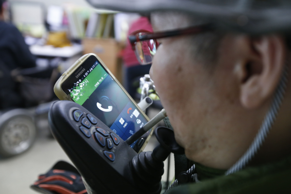 장애인 콜택시를 부르고 있는 장애인 /연합뉴스