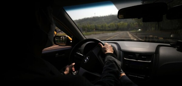 장애인의 날인 지난해 4월 20일 오후 서울 서부운전면허시험장에서 열린 '소원을 말해봐' 행사에서 한 시각장애 참가자가 운전 체험을 하고 있다. / 연합뉴스