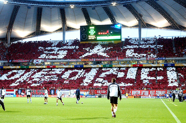 2002년 6월 25일 오후 서울 상암월드컵경기장에서 열린 한국-독일 준결승전에서 한국응원단의 4강 캐치프레즈인 '꿈은 이루어진다'는 카드섹션이 펼쳐지고 있다. /특별취재단=연합뉴스