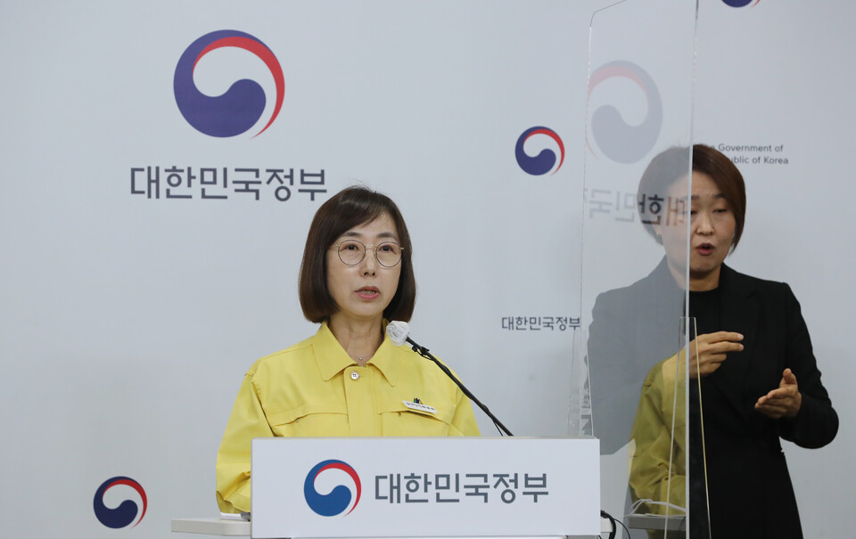 백경란 질병관리청장이 9일 오전 충북 오송 질병관리청 브리핑실에서 코로나19 겨울철 유행 전망 및 향후 계획 등에 관한 정례브리핑을 하고 있다. /연합뉴스