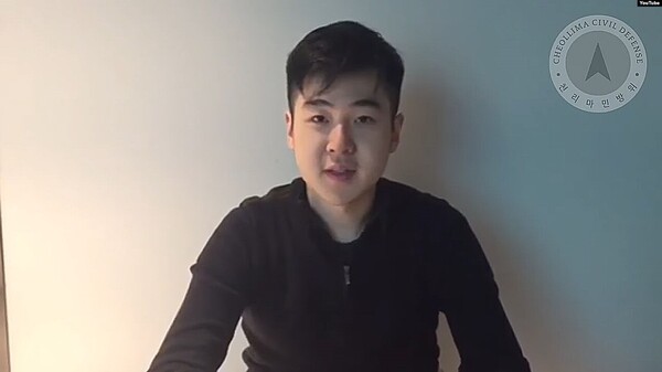 말레이시아에서 피살된 북한 김정남의 아들 김한솔이 아버지 사망 후 인터넷에 처음으로 모습을 드러냈다. 김한솔은 'KHS 비디오' 라는 제목의 동영상에서 아버지가 며칠 전 살해됐고 자신은 가족들과 대피했다고 밝혔다. /유튜브 화면 캡처