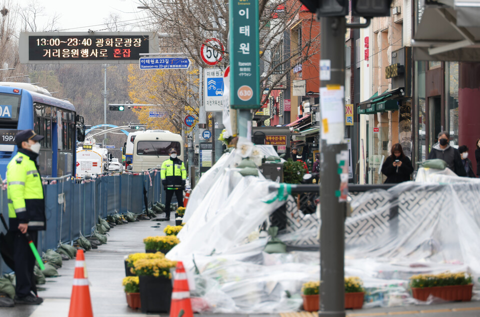 이태원 참사 현장 근처 지하철역 입구에 시민들이 추모를 위해 갖다놓은 물품들이 비닐에 덮여 있다. /연합뉴스