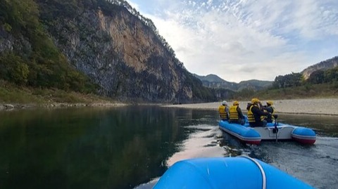 평창 와우미탄 협동조합 방문객들이 보트를 타고 백룡동굴로 향하고 있다. /김성주