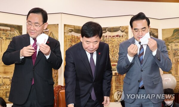 국민의힘 주호영 원내대표(왼쪽)와 더불어민주당 박홍근 원내대표(오른쪽)가 전날 오전 서울 여의도 국회 의장실에서 열린 국회의장 주재 교섭단체 원내대표 회동에서 기념촬영을 하기 위해 마스크를 벗고 있다. /연합뉴스