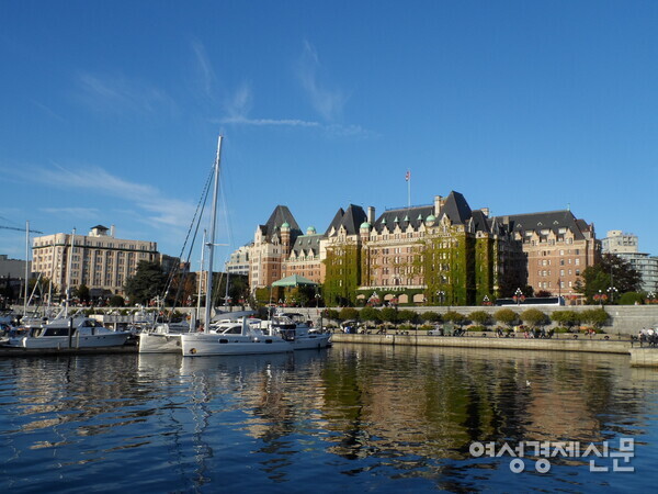 배는 항구에 정박해 있을 때가 제일 안전하지만 배의 건조 목적은 그게 아니다. /백만기
