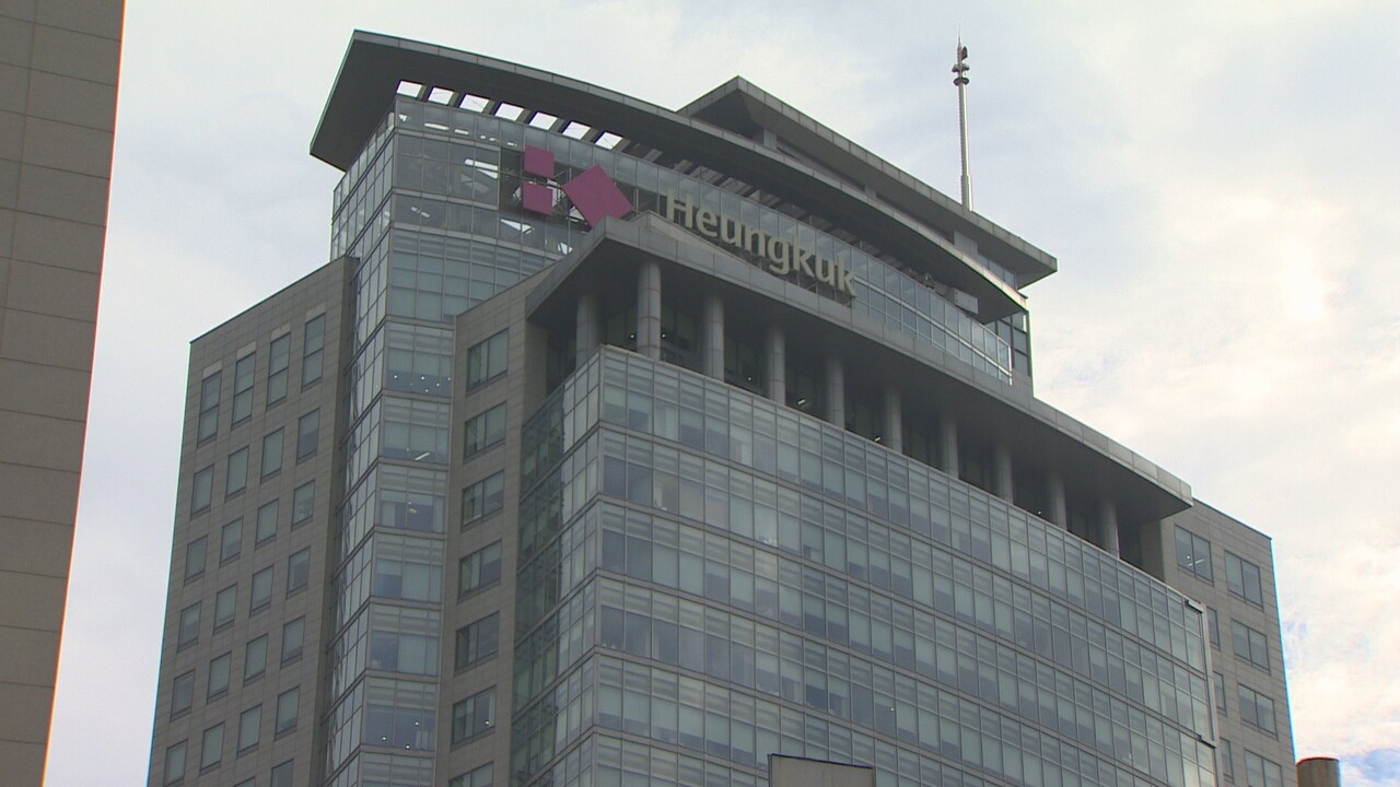 트러스톤은 태광산업에 회사 측이 계획하는 흥국생명 유상증자 참여가 상법과 공정거래법 등에 위배된다며 내용증명을 보낸 것으로 알려졌다. /연합뉴스