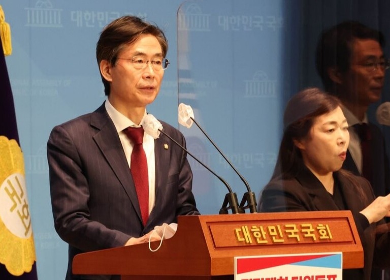 국민의힘 조경태 의원이 14일 국회 소통관에서 기자회견을 열고 있다. /연합뉴스