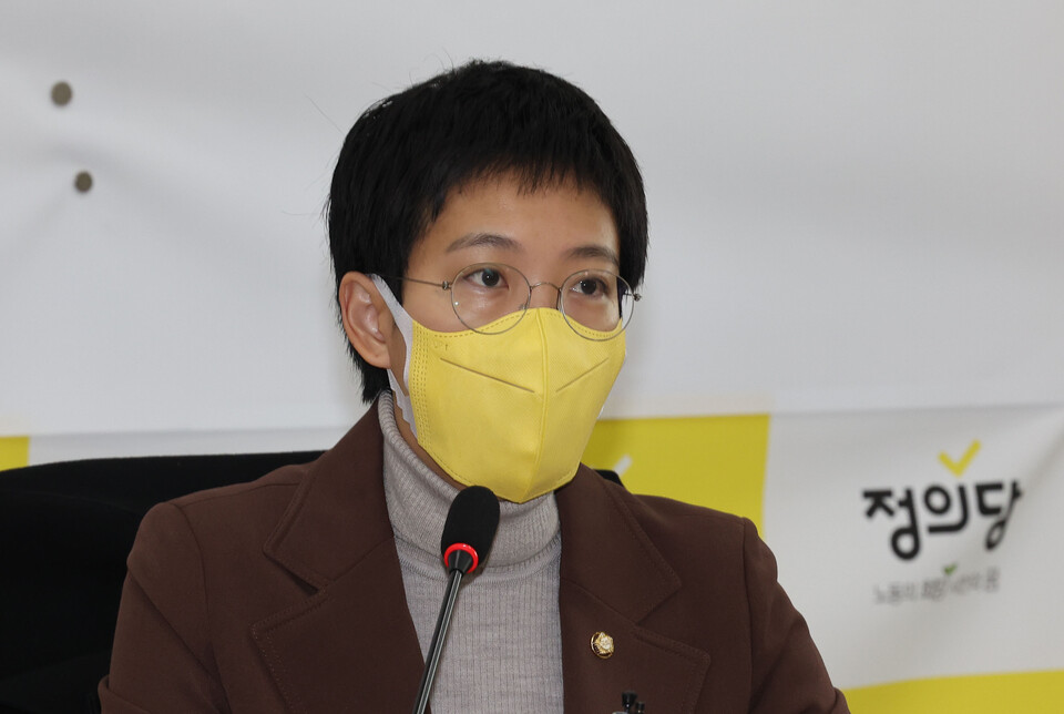 장혜영 정의당 의원이 지난 11월 22일 오전 서울 여의도 국회에서 열린 의원총회에서 발언하고 있다. /연합뉴스