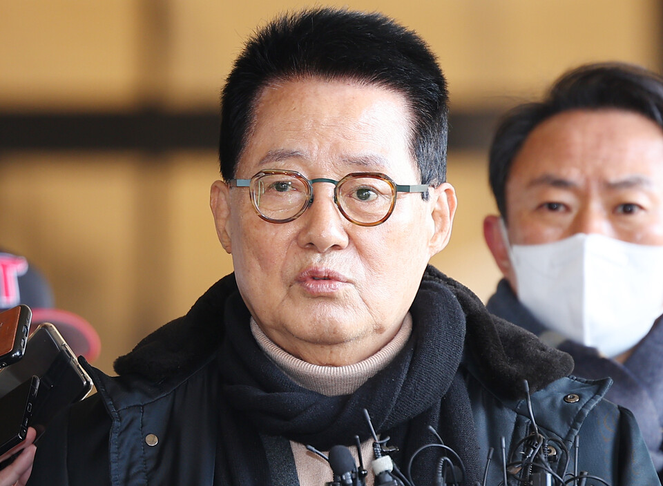 박지원 전 국가정보원장이 14일 오전 서해 공무원 피격 사건 관련 검찰 조사를 받기 위해 서울 서초구 서울중앙지검에 출석, 취재진 질문에 답하고 있다. /연합뉴스