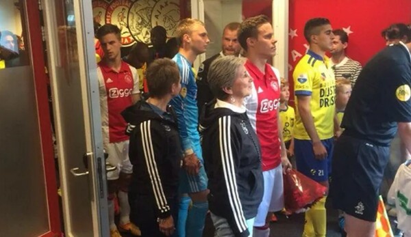 네덜란드 1부리그 소속  AFC 아약스는 지난 2014년 암스테르담 아레나에서 열린 '2014/15 에레디비시' SC 캄뷔르와의 경기에서 '어머니의 날'을 맞이해 선수단의 어머니를 에스코트 마스코트로 초청했다. /AFC아약