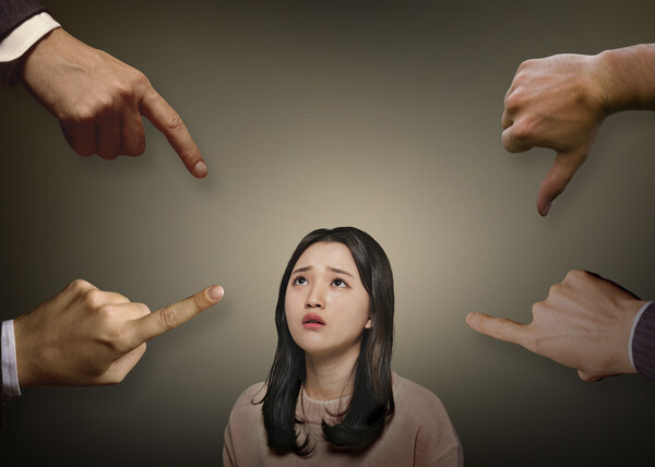 혐오의 대상이 된 사람 혹은 집단은 학교, 직장에서 위협을 받고 공포를 느끼며 위축된 일상을 살아가게 된다. /게티이미지뱅크