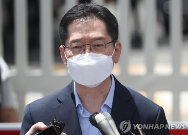 댓글 여론조작 혐의로 2년 실행이 확정된 김경수 전 경남도지사가 수감 전 경남 창원시 마산회원구 창원교도소 앞에서 발언하고 있다. /연합뉴스