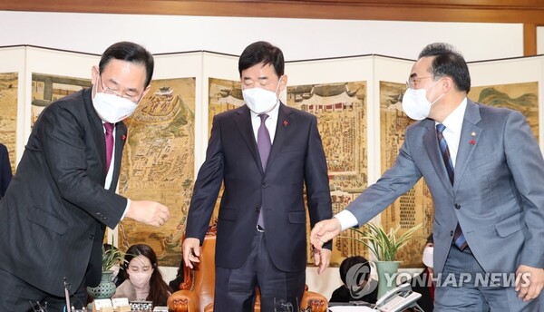 국민의힘 주호영 원내대표(왼쪽)와 더불어민주당 박홍근 원내대표(오른쪽)가 8일 오전 서울 여의도 국회 의장실에서 열린 국회의장 주재 교섭단체 원내대표 회동에서 악수를 마치고 있다. 가운데는 김진표 국회의장. /연합뉴스