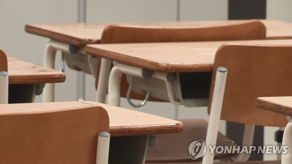국내 여러 대학에서는 한정된 크기의 강의실에 많은 수강생을 수용하기 위해 책상과 의자가 고정된 일체형 책걸상을 사용한다. /연합뉴스
