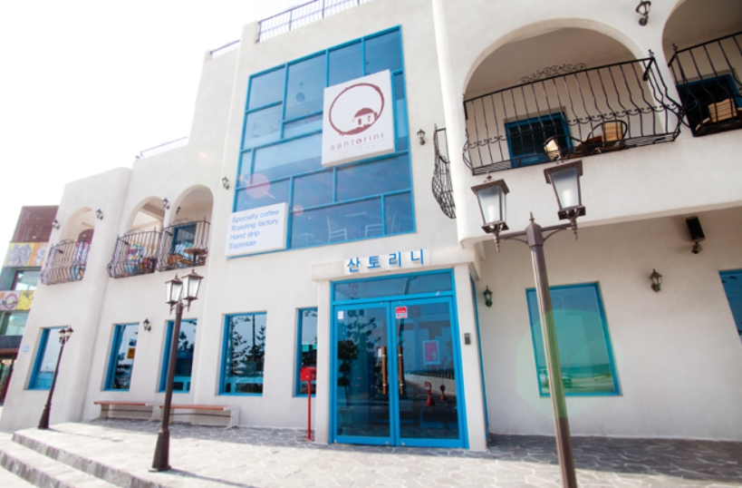 '산토리니커피'는 국내 레스토랑 가이드북 ‘블루리본서베이’에 10년 연속 선정됐다. /산토리니 홈페이지 캡처