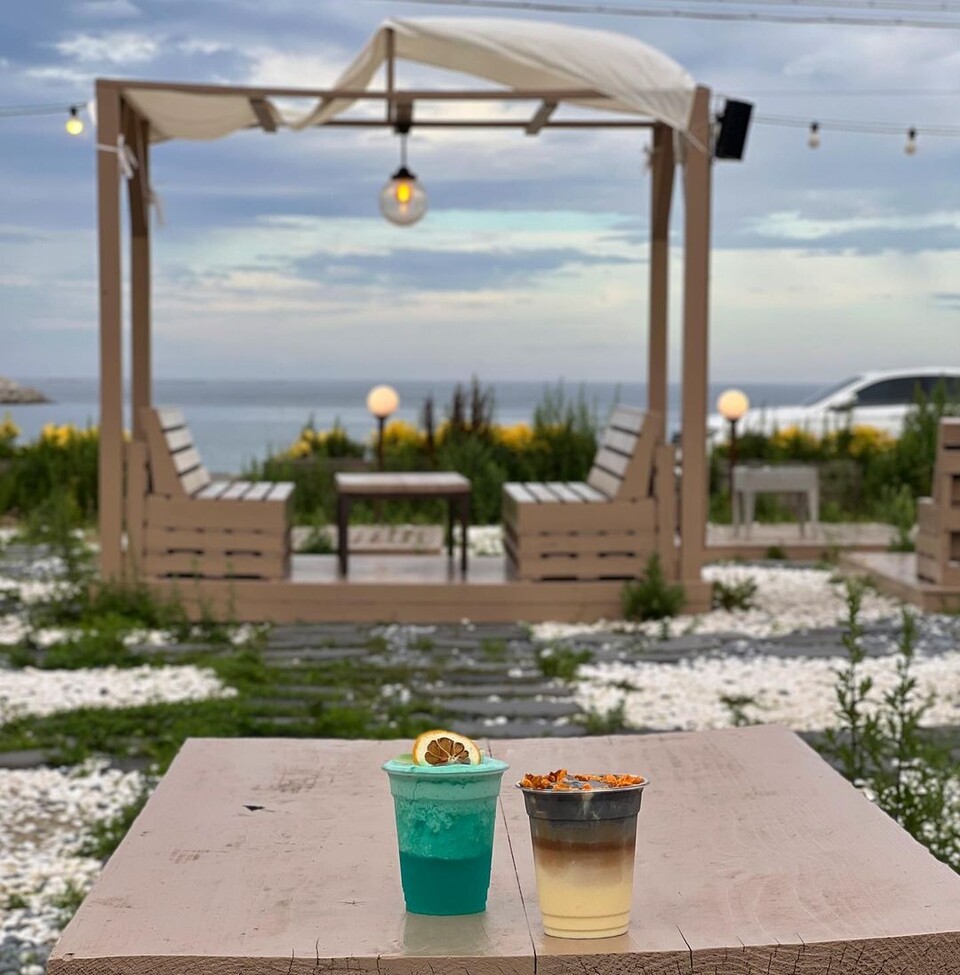 '복사꽃싸롱'은 도깨비 시장으로도 유명한 영진해변 이북 강릉시 주문진읍에 위치해 있다. /복사꽃사롱 인스타그램 캡처