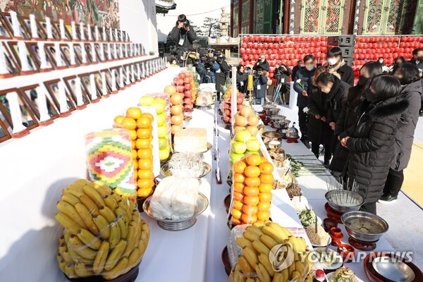 16일 서울 종로구 조계사 대웅전 앞에서 열린 '이태원 핼러윈 참사 희생자 49재'에서 유가족들이 헌화하고 있다. /연합뉴스