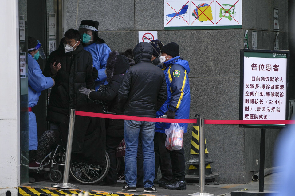 2022년 12월 15일 목요일 베이징의 한 병원에 들어가기 위해 주민들이 대기하고 있다. /AP=연합뉴스