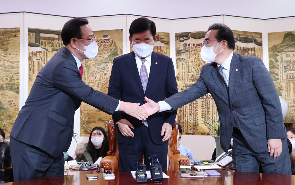 16일 오후 국회 의장실에서 열린 내년도 예산안 협상을 위한 여야 원내대표 회동에서 국민의힘 주호영 원내대표(왼쪽)와 더불어민주당 박홍근 원내대표가 인사하고 있다. 오른쪽부터 더불어민주당 박홍근 원내대표, 김 의장, 국민의힘 주호영 원내대표. / 연합뉴스