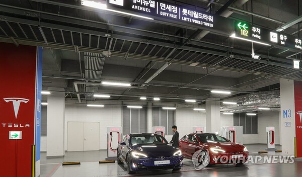  롯데월드타워 지하 3층에 설치된 테슬라 전용 급속 충전소인 '테슬라 슈퍼차저. /연합뉴스
