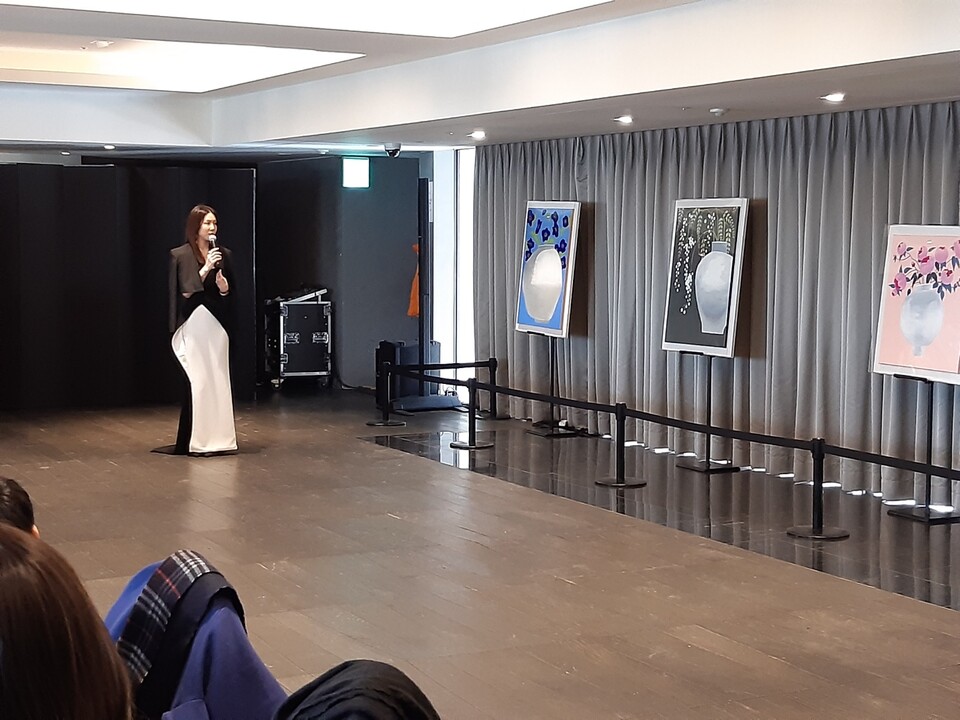 한유진 작가가 16일 열린 '자기를 위한 꽃꽂이' 데뷔전에서 작품 설명을 하고 있다. /재단법인 대성재단 제공