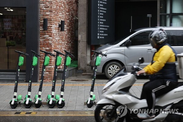 서울 서대문구 신촌역 인근에 전동킥보드가 주차돼 있다. /연합뉴스