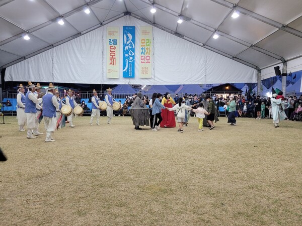 배우들과 관객들이 함께 춤을 추고 있다. /김한선