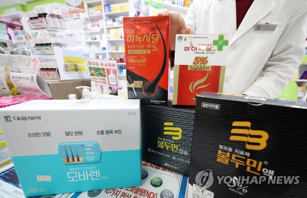 서울 종로구 한 약국에 판매중인 탈모약이 놓여 있다. /연합뉴스