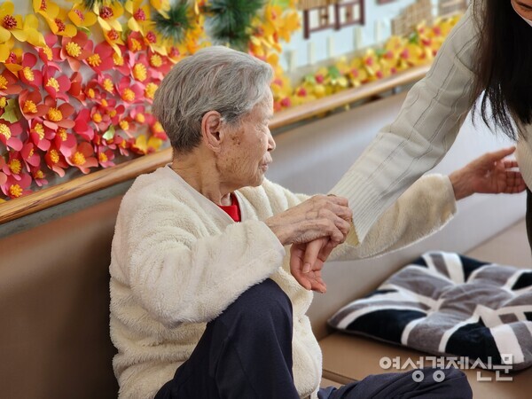 청주에 위치한 한 요양원 입소 어르신 /김현우 기자