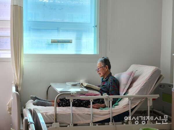청주에 위치한 한 요양원 입소 어르신이 책을 읽고 있다. /김현우 기자